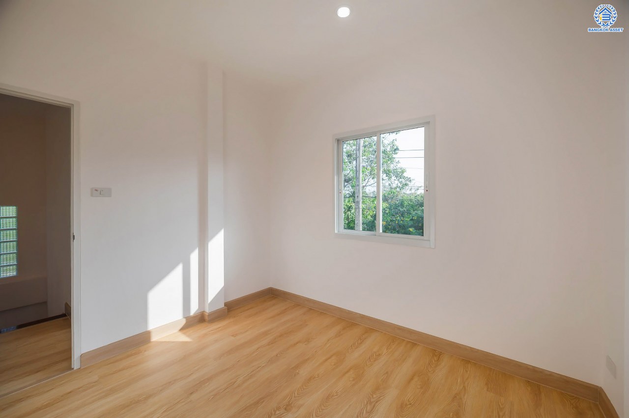 บ้านมือสองตกแต่งใหม่ โครงการ ประดับดาว5-6 ท่าอิฐ ตกแต่งครบครัน พร้อมอยู่ บนเนื้อที่ 52.8 ตร.ว. พื้นที่ใช้สอย 104.5 ตร.ม.  พร้อมฟังก์ชัน 3 ห้องนอน 2 ห้องน้ำ จอดรถได้ 1 คัน พื้นที่ใช้สอยกว้างขวาง บนทำเลที่ดีที่สุด เชื่อมต่อได้หลายเส้นทาง ใกล้รถไฟฟ้าสายสีม่วง "สถานีบางรักน้อยท่าอิฐ"